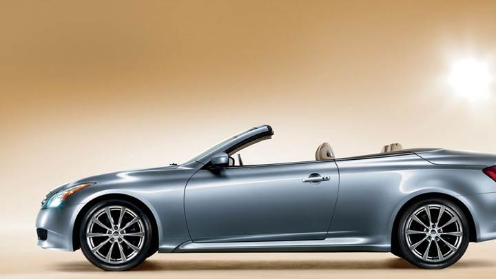 Side Pose Of Infiniti G37 2009 In Silver